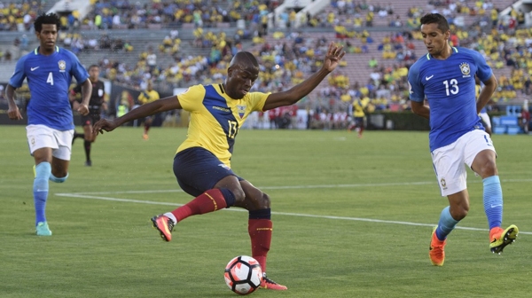 Enner Valencia intenta escapar de la marca de la defensa brasileña (Reuters)